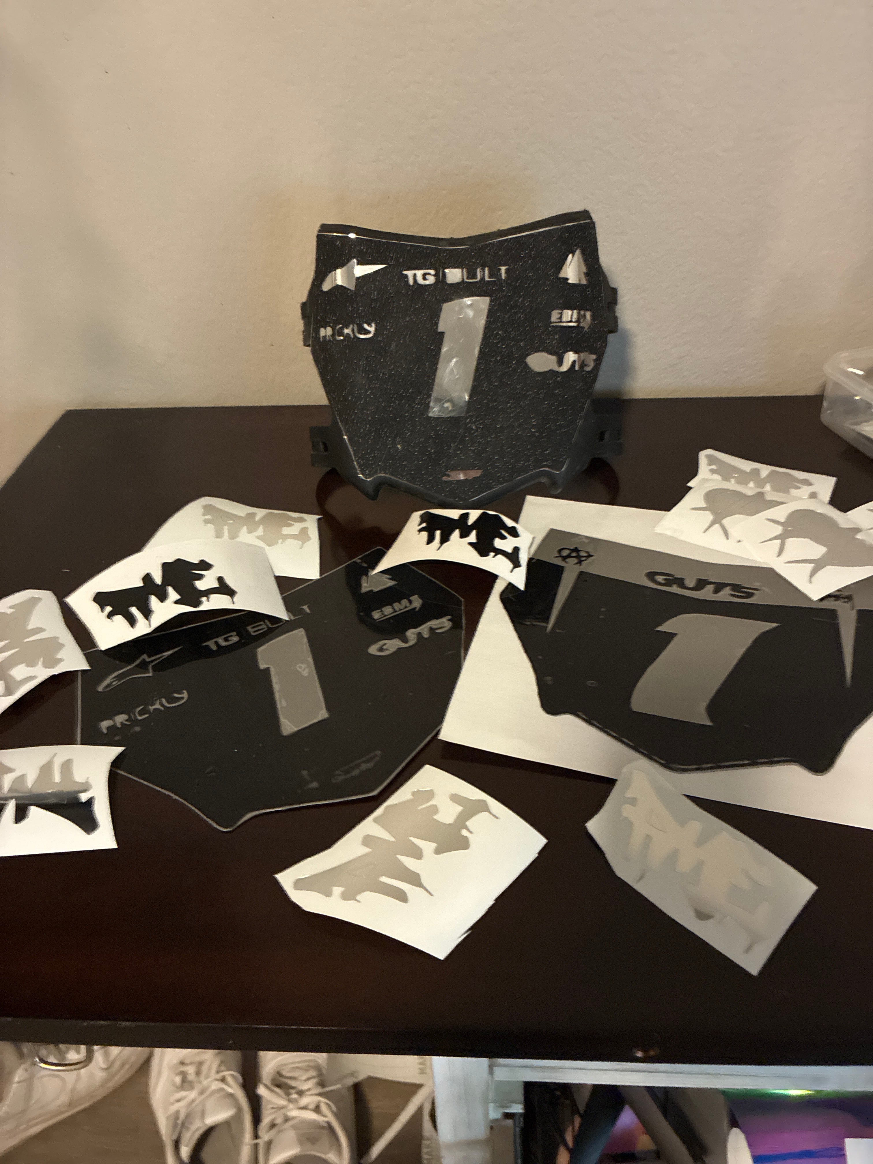MOTOCUTZ decal